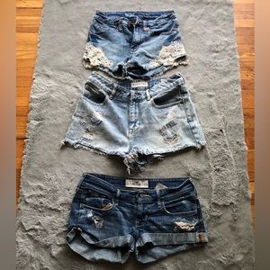 size w 25, American eagle, Hollister, all high waisted besides the bottom pair:)